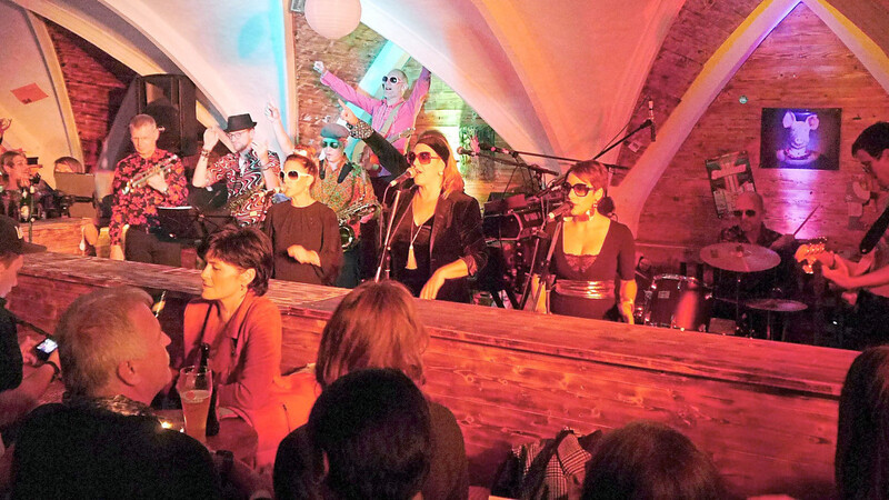 Mit großen Sonnenbrillen, farbenfrohe 70-Jahre-Outfits und abwechslungsreicher Musik begeisterte die Band "Soldout" die Zuschauer beim Benefizkonzert in der "Almlounge".