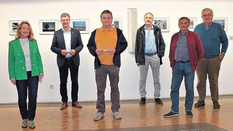 Gaben einen ersten Einblick in die neue Fotoausstellung im Bürgerspital (v. l.): Kornelia Klingbeil-Knodel, Hans Schmalhofer, Josef Harant, Alois Lehner, Konrad Steininger und Karl Janker .
