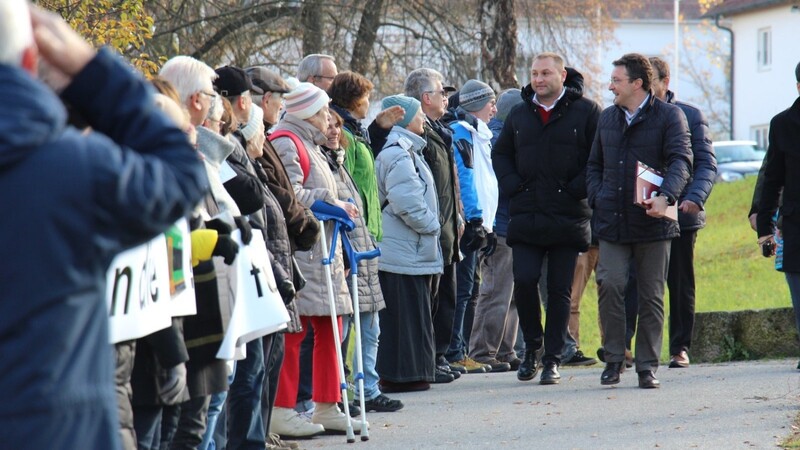 Jürgen Baumgärtner und Max Gibis schreiten die Reihen der Demonstranten entlang.