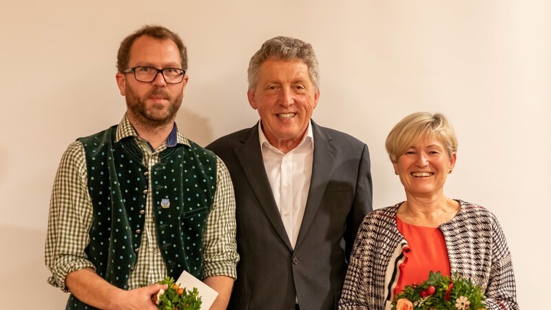 Geehrt für 25-jährige Mitgliedschaft wurden Ruppert Grasser (l.) und Elfriede Nagl vom Vorsitzenden Johannes Selmansberger.