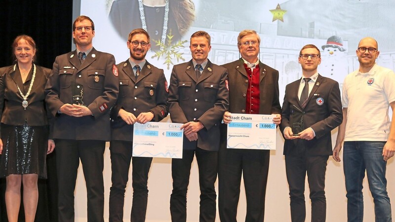 Bürgermeisterin Karin Bucher freut sich, Vertretern der Kothmaißlinger Feuerwehr und der Chamer Wasserwacht den mit 1.000 Euro dotierten Begegnungspreis der Stadt Cham überreichen zu dürfen.