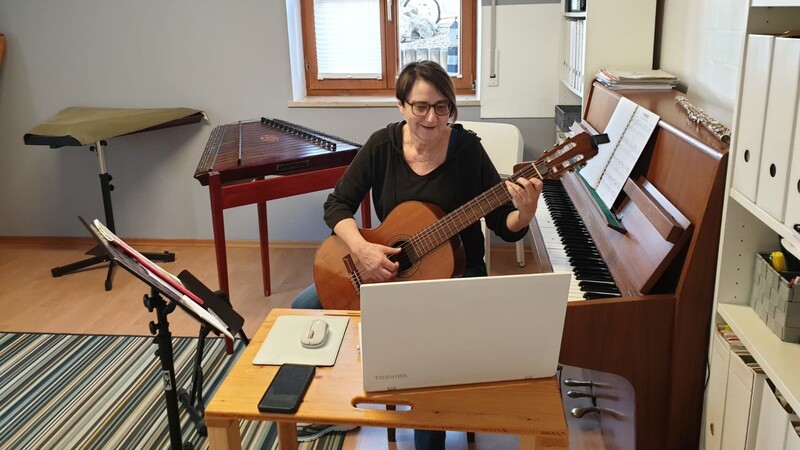 In den neuen Räumen der Musikwerkstatt: Gunda Lemberger-Tremmel beim Gitarre-Unterricht über elektronische Kanäle.