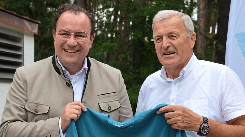 Abensbergs zweiter Bürgermeister Bernhard Resch (l.) überreichte Vorsitzendem Hans Weinzierl für seinen unermüdlichen Einsatz für das Trinkwasser ein T-Shirt mit der Aufschrift: Hans  2  O.