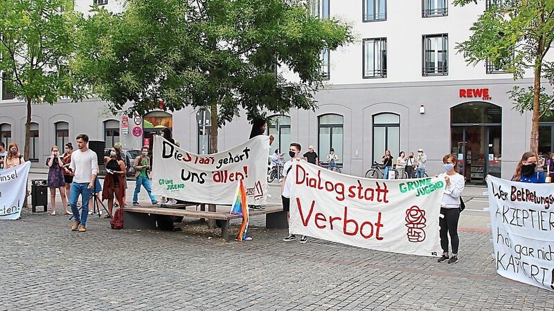 "Die Stadt gehört uns allen": Noch kurz vor der Sitzung des Ferienausschusses demonstrieren die Regensburger Jugendverbände gegen das Betretungsverbot ab 23 Uhr.