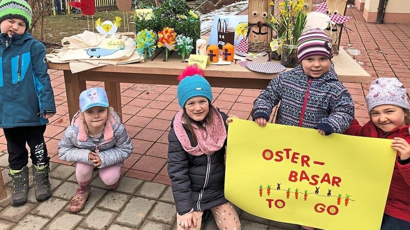 Mit dem "Osterbasar to go" wünschten die Kinder aus der Notbetreuung und die Erzieherinnen den Besuchern frohe Ostern.