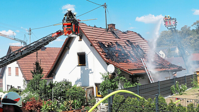 Mehrere Feuerwehren rückten dem Brandherd zu Leibe. Der Dachstuhl brannte vollständig aus.