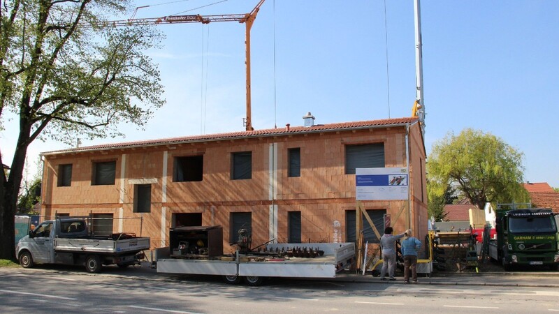 Eben noch Baugrube, jetzt schon Rohbau: eines der neuen Gebäude für anerkannte Flüchtlinge.