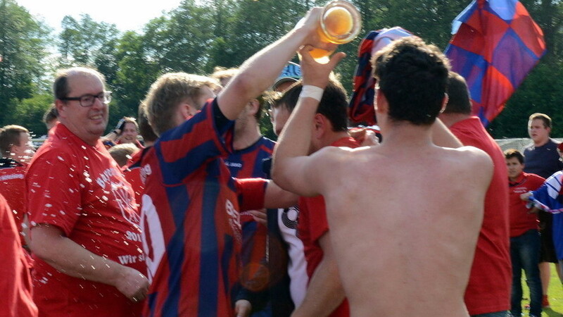 Der 1. FC Bad Kötzting ließ in Ettmannsdorf nichts anbrennen und sicherte sich die Meisterschaft in der Landesliga Mitte (Foto: Meier).
