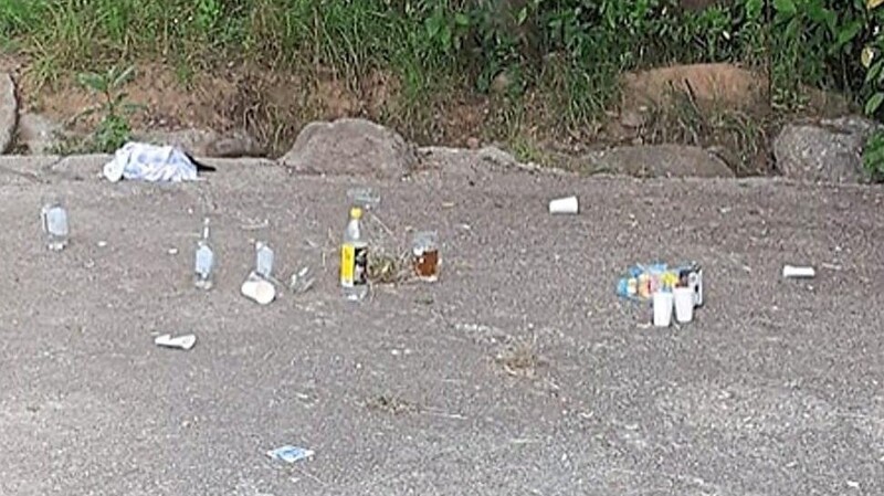 Flaschen über Flaschen: Immer wieder lassen Badende und Feiernde am Flussufer ihren Müll zurück.