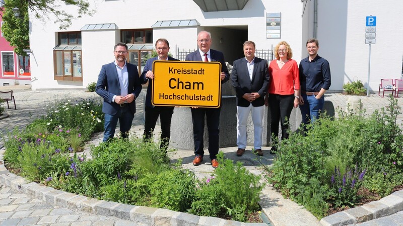 Cham ist nun offiziell Hochschulstadt. Darüber freuen sich Landtagsabgeordneter Gerhard Hopp, Bürgermeister Martin Stoiber, Landrat Franz Löffler, die Bürgermeisterstellvertreter Walter Dendorfer und Barbara Dankerl und Stadtrat Andreas Geiling.