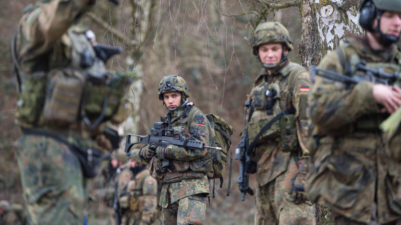 Soldaten der Luftlandebrigade 26 sichern während der Übung "Pulsar" am 26.02.2015 in Wallerfangen (Saarland) einen Evakuierungsvorgang. Die Bundeswehr ist 25 Jahre kontinuierlich geschrumpft, jetzt wird sie wieder um tausende Soldaten vergrößert.