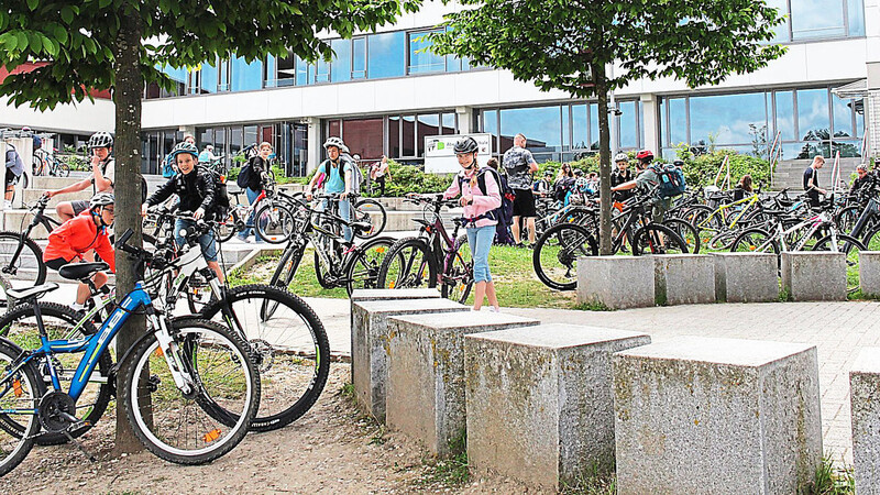Mit dem Fahrrad machten sich die Schüler der Abenstal Realschule am Aktionstag auch von weiter her auf den Weg zu ihrer Schule. 220 Jungen und Mädchen machten mit.