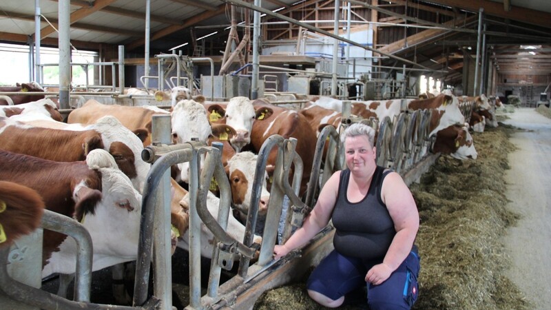 Irina Primbs mit ihren Kühen im Stall. Der Schaden, der ihr durch den Tod der drei Kühe entstehe, sei nicht nur ein materieller, sondern auch ein emotionaler: "Die Tiere sind mir doch auch ans Herz gewachsen."