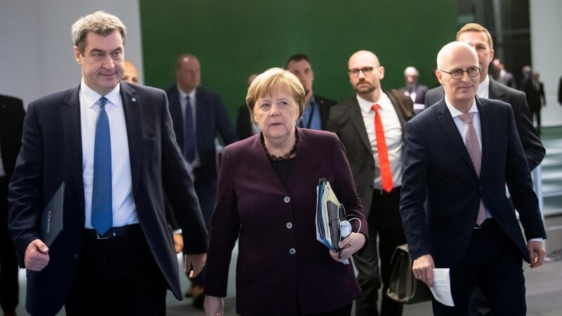 Ministerpräsident Markus Söder (l.) und Kanzlerin Angela Merkel schließen eine weitere Verlängerung der Maßnahmen nicht aus.