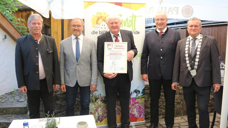 Die Ernennung zum "Altbürgermeister" (v. l.): 2. Bürgermeister Heinz Schweiger, Geschäftsstellenleiter Ludwig Holzapfel, Ludwig Klement, Landrat Franz Löffler und Bürgermeister Hans Laumer.