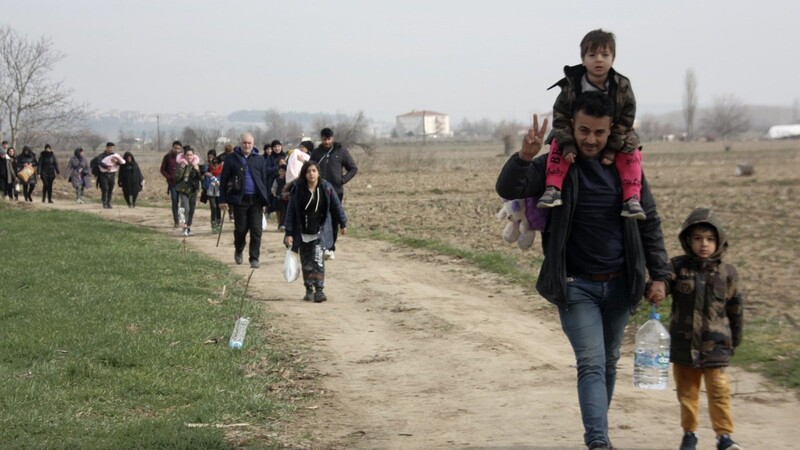 Migranten gehen zur türkisch-griechischen Grenze bei Edirne. Die Türkei hatte Gerüchte gestreut, dass sie die Grenze zur EU überschreiten könnten.