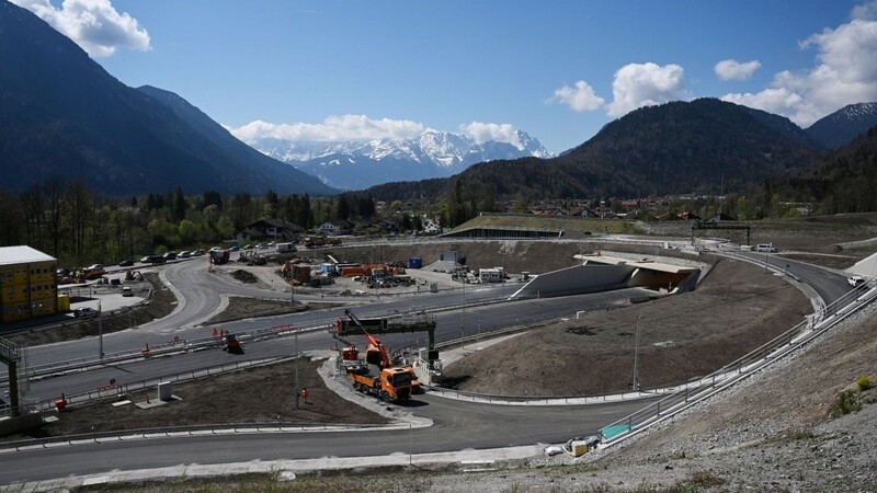 Auf der Baustelle für den Tunnel Oberau wird gearbeitet.