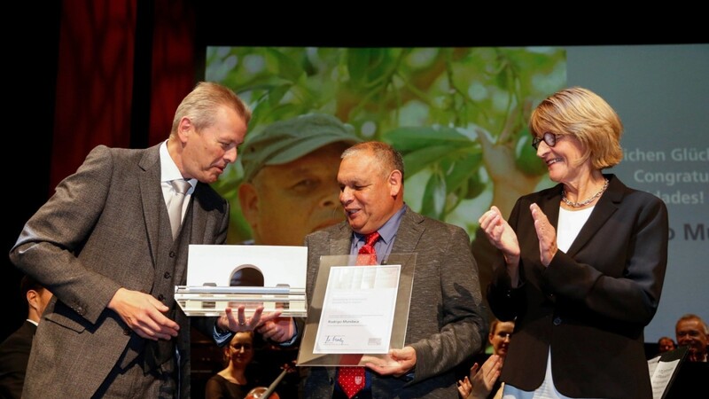 Nürnbergs Oberbürgermeister Ulrich Maly (l - SPD) und Jurymitglied Anne Brasseur überreichen Rodrigo Mundaca im Opernhaus den Internationalen Nürnberger Menschenrechtspreis.