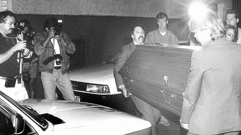 Der Abend nach dem Mord: Am Sonntag, den 15. Juli 1990, wird der Tote entdeckt. Bestatter bringen den Toten in die Rechtsmedizin.