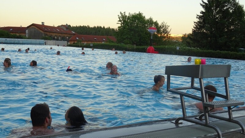 Viele Besucher genossen am Freitagabend die Gelegenheit zum Schwimmen.