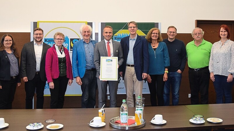 Die Steuerungsgruppe mit Bürgermeister Armin Grassinger mit Urkunde, links neben ihm Ehrenbotschafter von Fairtrade Deutschland Manfred Holz.