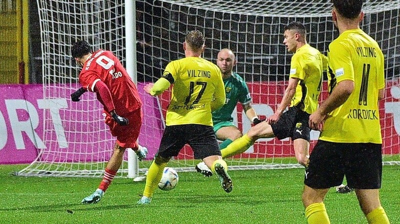 Lucas Copado (l.) trifft zum 1:0 für den FC Bayern II gegen die DJK Vilzing.