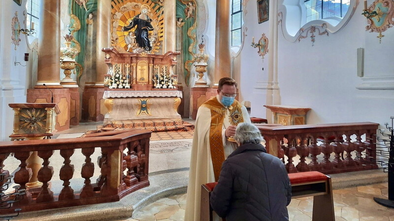 Der Chorherr Dirk-Henning Egger spendete nach den Wallfahrtsgottesdiensten den begehrten Einzelsegen mit einer Reliquie der heiligen Ottilia.
