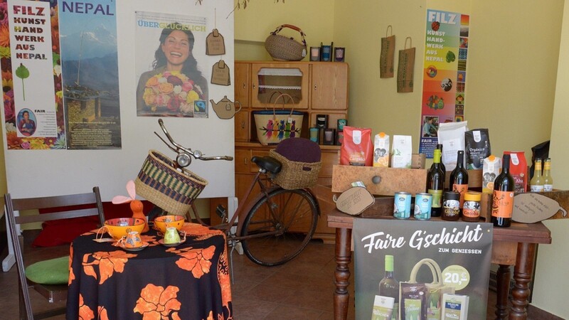 Am Stadtplatz im ehemaligen Laden des Blumenzaubers ist das Thema Fairtrade liebevoll inszeniert.