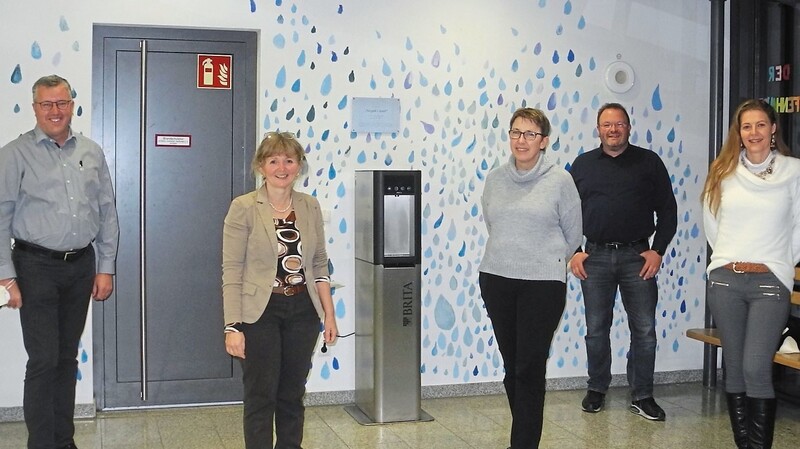 Die wiedergewählte Vorstandschaft mit Schulleiterin Gabriele Lechner (2.v.l.), vor dem beschafften Trinkwasserspender der Schule.
