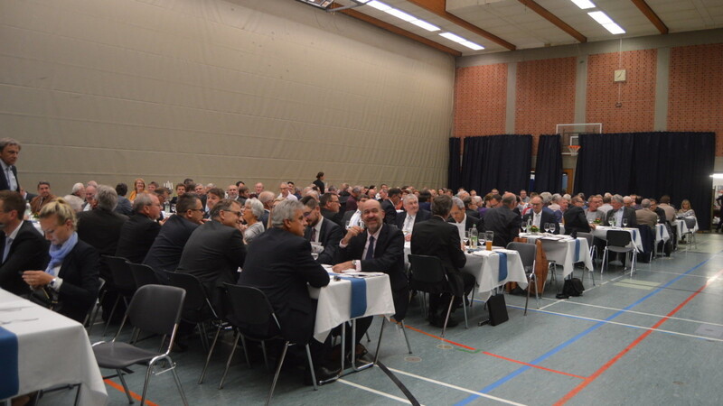 Neben den Ehrengästen besteht die Vertreterversammlung der VR-Bank Isar-Vils, die am Mittwoch in der Vilstalhalle tagte, aus 158 gewählten Personen.