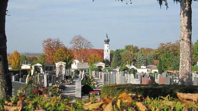 Der Landauer Friedhof Heilig Kreuz im herbstlichen Gewand.