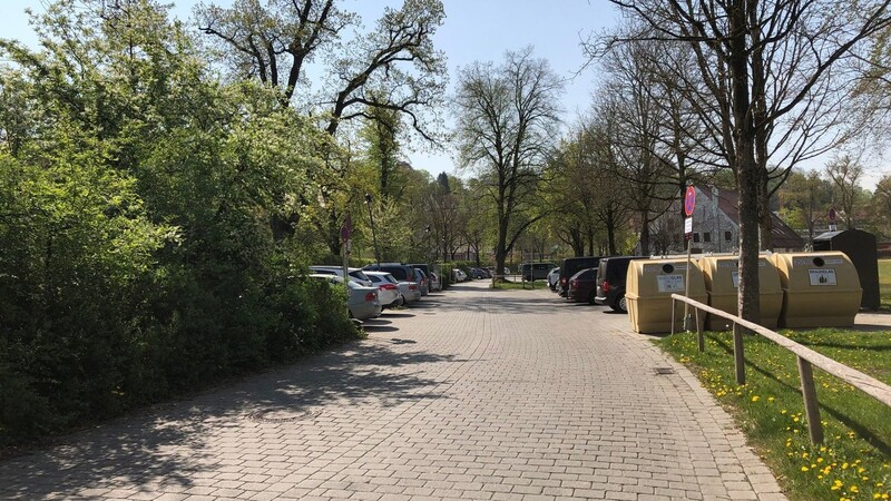 Im Vorgriff auf die Wittstraßen-Sanierung wird der Parkplatz beim Zeughaus in eine Behelfsumfahrung umgebaut und ist deswegen ab 27. April gesperrt.