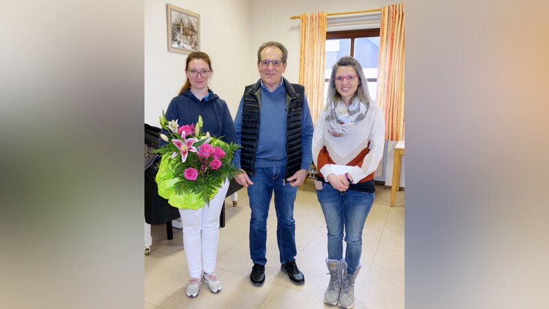 Josef Kronschnabl bedankte sich bei Judith Wankerl (links) und Verena Karg mit Geschenken.