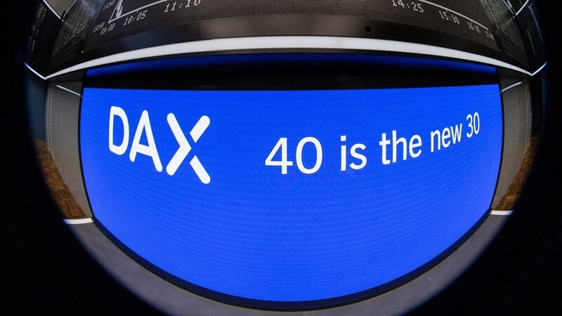 "40 ist das neue 30" steht zum Start des neuen "DAX 40" auf einem Display unterhalb der DAX-Anzeigetafel.