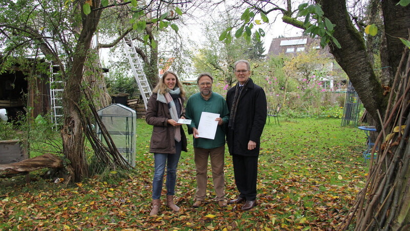 Landrat Josef Hauner (r.) und Anja Aigner, Kreisfachberaterin für Gartenbau und Landespflege, überreichten die Naturgartenzertifizierung an Johann Seidl.