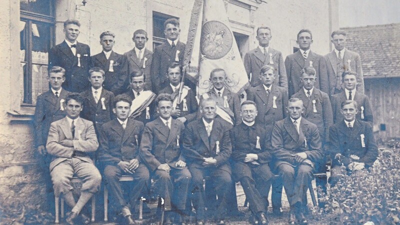 Das Gruppenbild der Fahnenweihe 1931.