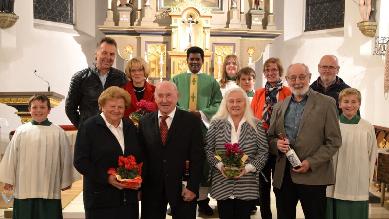 Gemeinsam feierte Pfarrvikar Arul mit den Jubelpaaren einen Gottesdienst in der Pfarrkirche St. Peter und Paul in Oberaichbach.