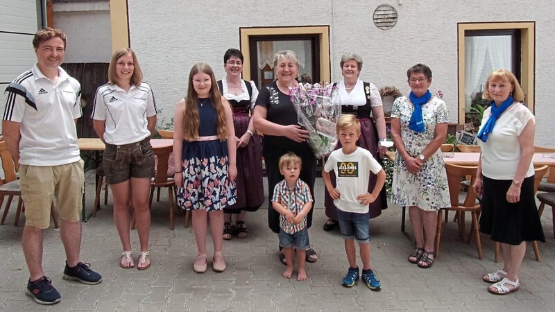 In der Mitte vorne die "Neu-Siebzigerin" Irmgard Maimer mit drei ihrer Enkelkinder und den Vertretern der Vereine.
