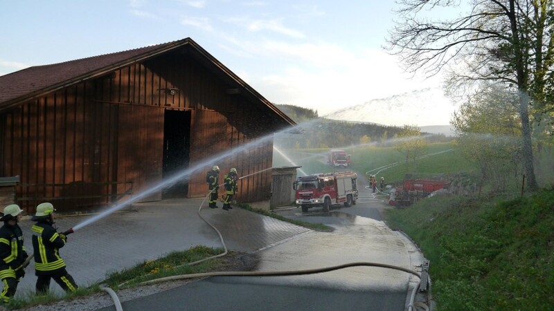 Wasserfontänen aus mehreren Schlauchleitungen stellten die "Löschung des Brandes" sicher.