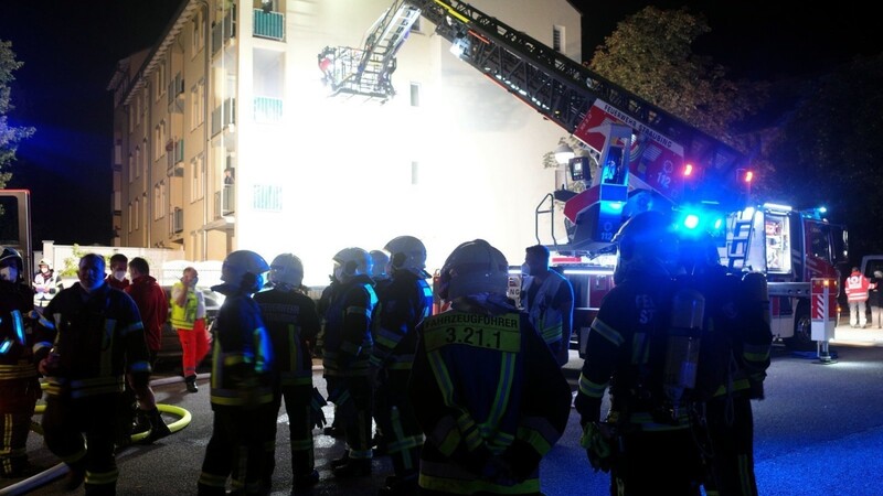 Großer nächtlicher Feuerwehreinsatz in Straubing. Der Grund war ein Tiefgaragenbrand.