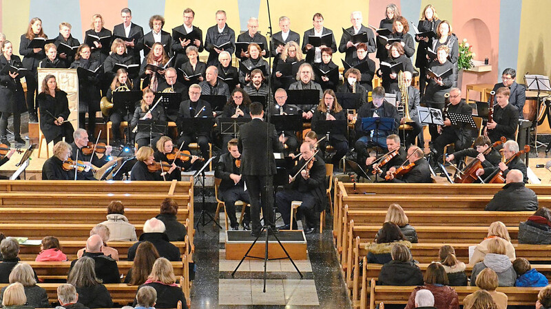 Beeindruckendes Bild und imposante Klangfülle: der Kirchenchor und das Orchester beim Konzert am Abend des Volkstrauertags in der gut besuchten Stadtpfarrkirche.