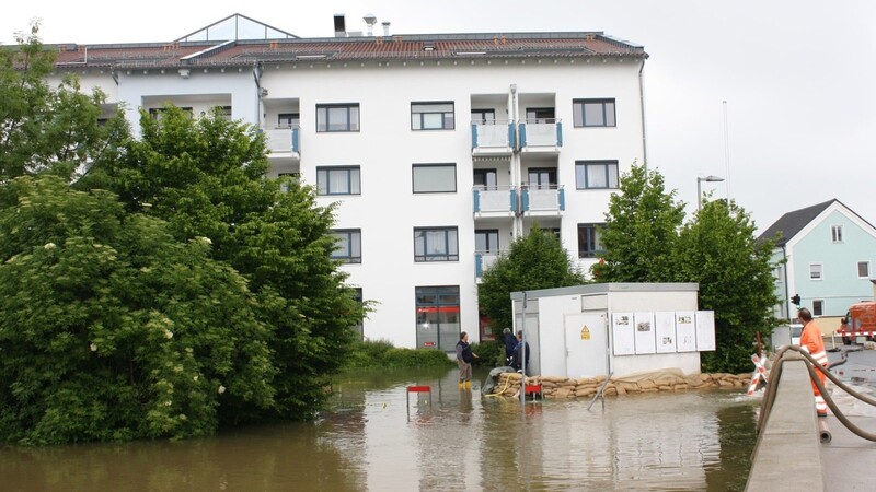 Der Königshof an der Heerstraße gehört mit seiner Tiefgarage zu den häufig überfluteten Gebäuden. Überschwemmungen lassen sich hier nicht vermeiden. Das Archivfoto stammt vom Hochwasser Anfang Juni 2013.