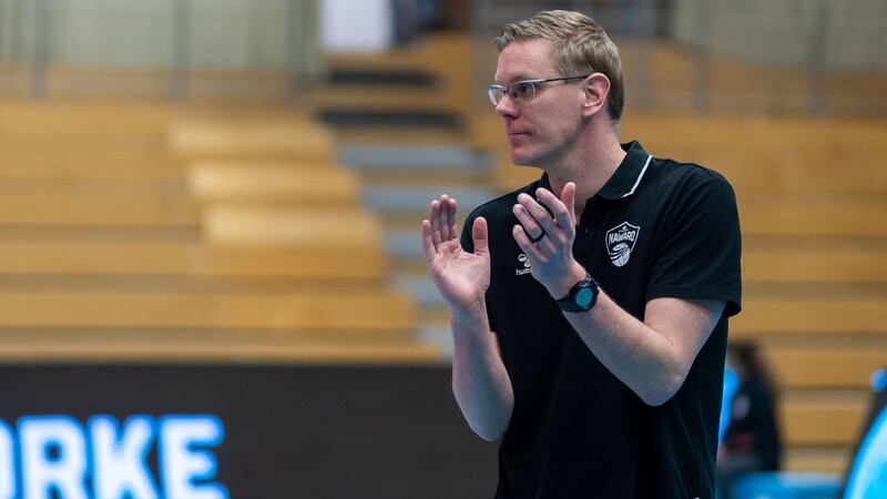 Zog trotz der drei Niederlagen beim Vorbereitungsturnier in Wiesbaden ein positives Fazit: NawaRo-Trainer Bart-Jan van der Mark. (Archiv)