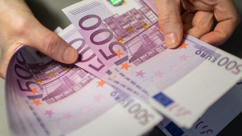 Fast 12.000 Euro Falschgeld hat ein Frührentner aus dem Landkreis Cham für Prostituierte ausgegeben.