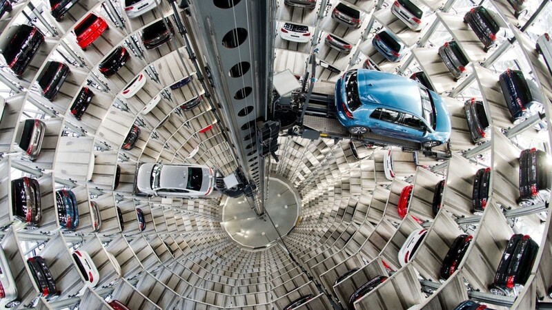 Neuwagen von Volkswagen stehen in den Autotürmen der Autostadt am VW-Werk.