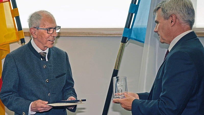 Landrat Peter Dreier überreichte Hans Schneider (l.) im Namen von Bundespräsident Frank-Walter Steinmeier die Bundesverdienstmedaille.