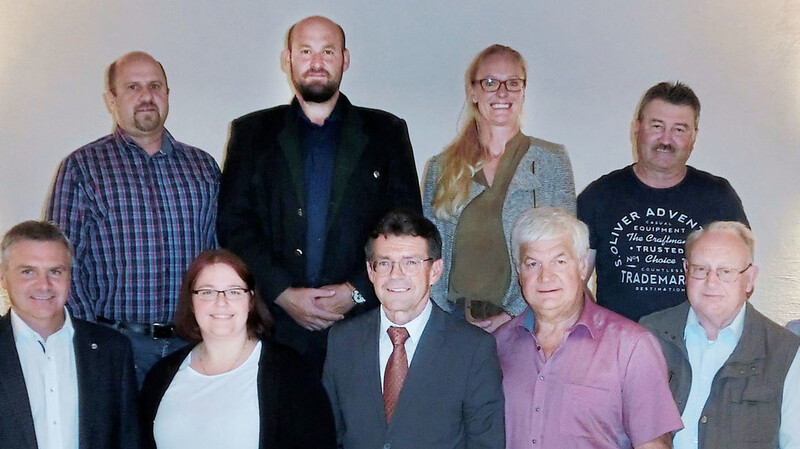 Die neue Vorstandschaft der Freien Wähler Bruckberg mit Landrat Peter Dreier (2.v.l.) und Vorsitzendem Rudi Radlmeier (vorne Mitte).
