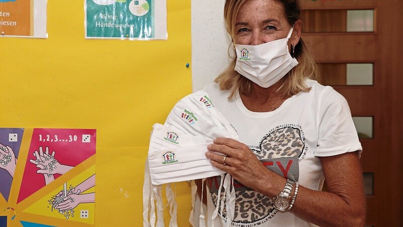 Michaela Stöber, Hausleiterin im Kindergarten Villa Kunterbunt, freut sich über die wiederverwendbaren Masken für die Mitarbeiterinnen.