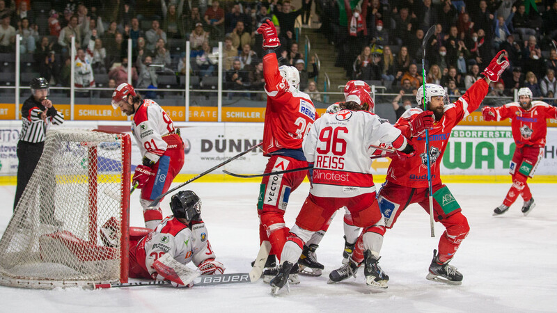 Mit einem klaren 7:1-Erfolg am Ostermontag haben die Eisbären Regensburg die Halbfinal-Serie gegen Hannover für sich entschieden.