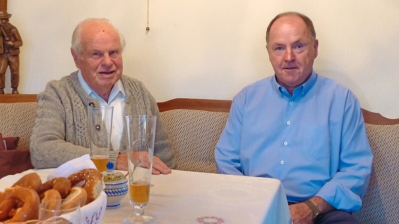 Willi Altmann (links) hat seinen 90. Geburtstag gefeiert. Zu den Gratulanten gehörte auch Bürgermeister Johann Ziegleder.